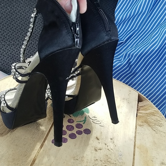 E Live from The Red Carpet Platforms - Picture 2 of 8